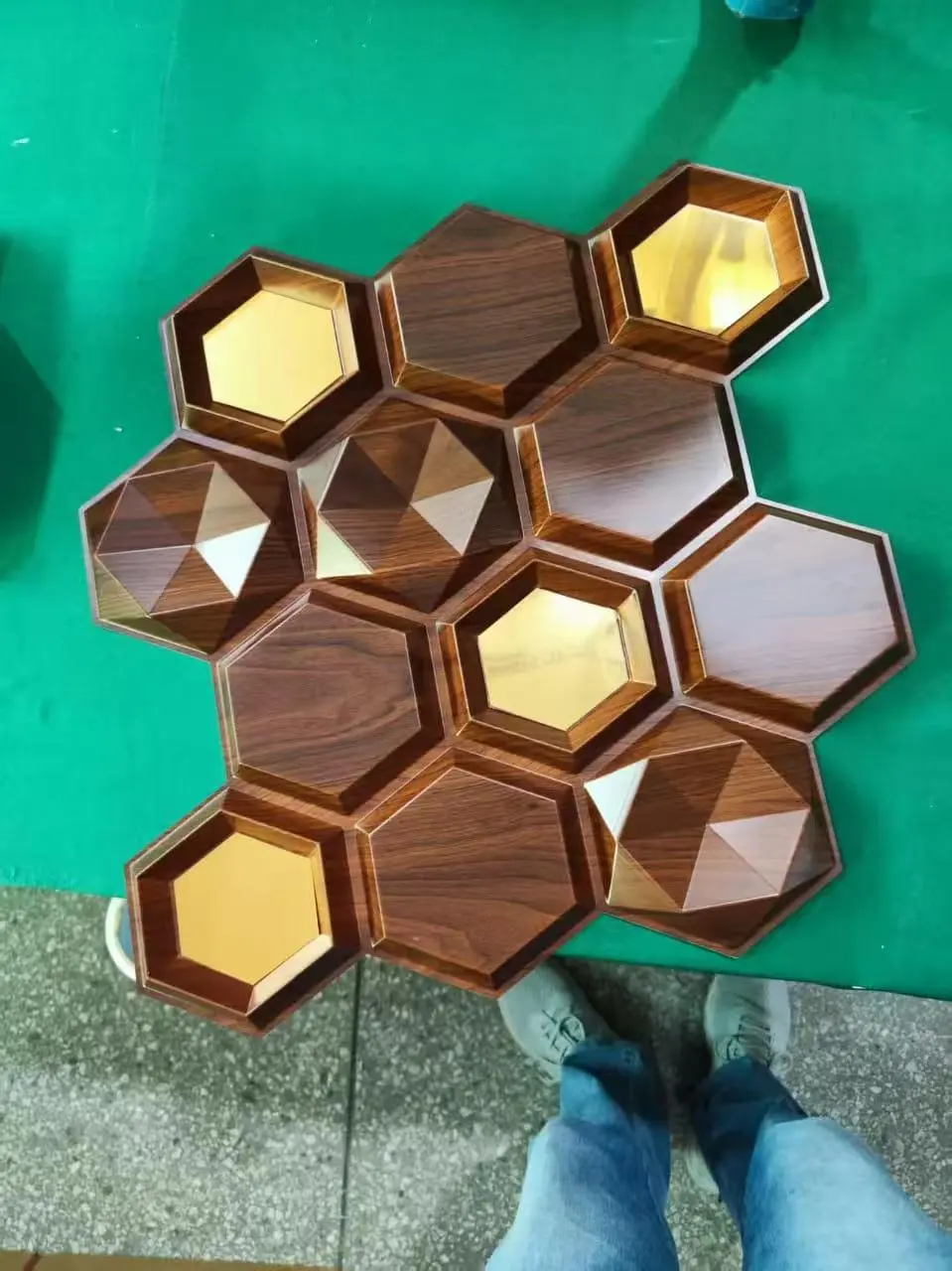 Zejing 3D PVC DIY Wall Panels for Indoor Use New Design Mirror Gold with Waterproof Zero Formaldehyde Features Customizable Modern  TD084黑木纹镜面金.jpg